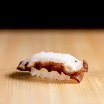 【極み鮨コース】先付・造り三種・焼き物・握り十貫など、季節の新鮮食材による豪華逸品に舌鼓