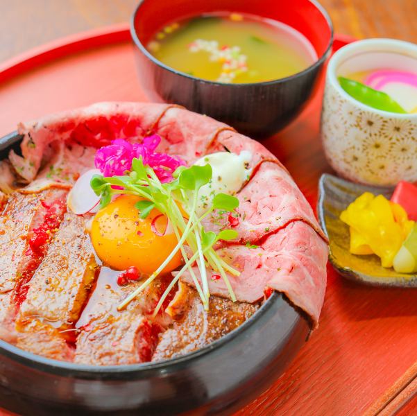 【肉の旨味を豪快に堪能】牛ステーキ×ローストビーフ相盛り重◆活力みなぎる贅沢な肉重