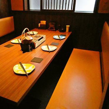 In the private room with a sunken kotatsu, you can stretch your legs and relax.There are semi-private rooms with sunken kotatsu tables to suit the number of people, making it convenient to use.