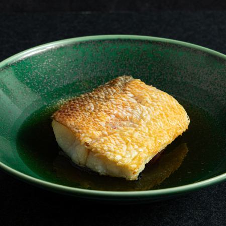 甘鯛のウロコ焼き スダチ風味のコンソメ
