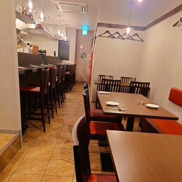 ≪店内雰囲気≫シンプルながらも洗練されたデザインの店内。落ち着いた雰囲気の店内でゆったりとした時間をお過ごしください。普段使いはもちろん、デートや記念日、接待などのビジネスシーンにも最適です。裏天満にある隠れ家のようなロケーションで、心地よい時間をお愉しみください。