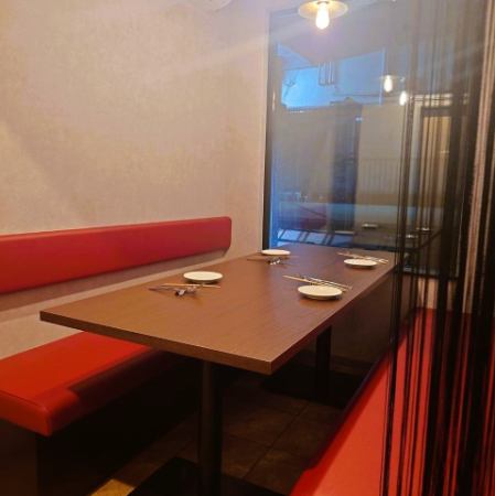 プライベート感あふれる半個室席で、落ち着いて会話を楽しむ贅沢なひとときをどうぞ。会食や記念日など特別なお食事にぴったりで、美味しい料理が心を満たします。