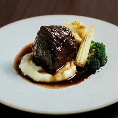 牛ほほ肉の赤ワイン煮込み サツマイモのドフィノワ