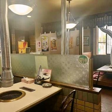 清潔感のあるモダンな店内は、デートや特別な食事にも最適。照明やインテリアにもこだわり、落ち着いた雰囲気の中でゆったりと食事を楽しめます。カウンター席や半個室もあり、プライベートな時間を大切にしたい方にもおすすめ。焼肉の香ばしい香りとともに、上質な空間で贅沢なひとときをお過ごしください。