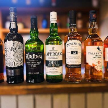 お酒好きのお客様にも大好評。ウイスキーや日本酒がずらりと並ぶ棚は圧巻でバーのような楽しみ方も可能です。二次会・三次会にも対応できる柔軟な空間づくりで仲間と語らう夜にもぴったり。スタッフの丁寧な対応と地元ならではの親しみやすさが、何度でも訪れたくなる理由です。メニューに載っていない裏限定酒もございます