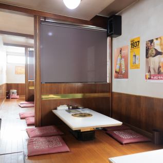 ゆったりとお過ごしできる小上がりを8席ご用意しています。小上がりは5名掛けとなっており2名～5名でご利用いただけます！テーブル席と同様にご家族でのお食事であったり会社帰りの飲み会、デート利用など幅広い用途でご利用いただけます！普段使いから特別な日まで、おいしいお肉とお酒を囲んでお過ごしください！
