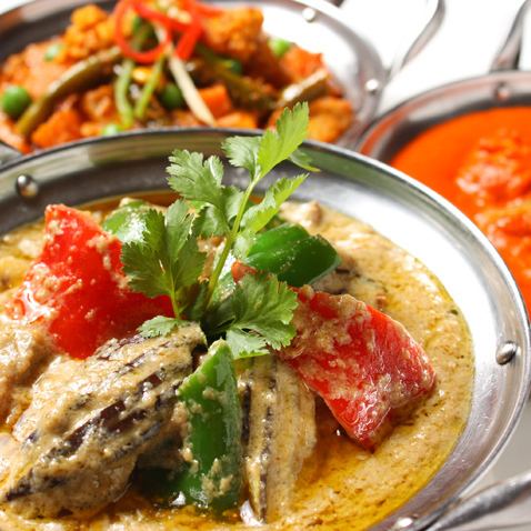 ■ Our 26 types of curries use spices delivered directly from the site.