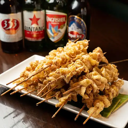 お酒が進む人気のジューシー鶏皮串！みんなでシェアして宴会がさらに盛り上がる逸品！