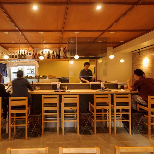 <p>We have 10 counter seats.Please feel free to come by yourself or from a drink on your way home from work.We offer a wide variety of à la carte menus, as well as our proud yakitori and skewers.We are waiting for you with seasonal brands such as sake and shochu to match the dishes.</p>