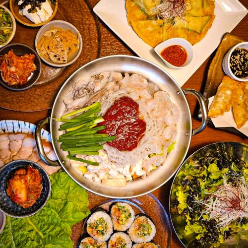 Perfect for winter parties and girls' nights. This course includes the main dish, Nakgopsae, as well as a variety of other popular Korean dishes.