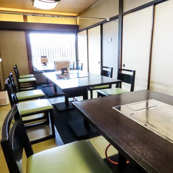 【テーブル席】4名様掛けのテーブル席を6卓ご用意しております。友人や家族との食事、ビジネスミーティングなど、幅広いシーンに対応可能です。落ち着いた雰囲気の中で、心ゆくまでお食事をお楽しみいただけます。テーブル同士の間隔も十分に確保しており、プライバシーを大切にした空間でゆったりとお過ごしいただけます。