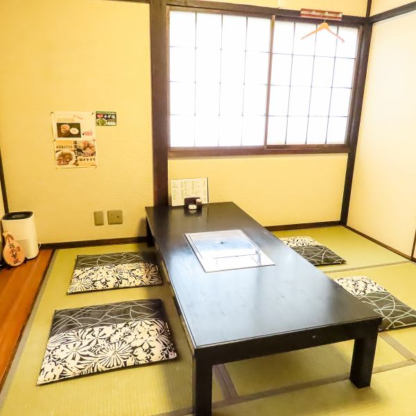 【座敷席】ゆったりと脚を伸ばしてのお食事も可能です。心地よい和の空間で、リラックスしながらお食事を楽しむことができます。心温まるひとときを提供、特別な日のお祝いや、友人との集まり、ビジネスシーンにもぴったりです。お客様の大切な時間をより豊かにするために、心を込めておもてなし致します。