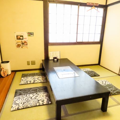 <p>【座敷席】ゆったりと脚を伸ばしてのお食事も可能です。心地よい和の空間で、リラックスしながらお食事を楽しむことができます。心温まるひとときを提供、特別な日のお祝いや、友人との集まり、ビジネスシーンにもぴったりです。お客様の大切な時間をより豊かにするために、心を込めておもてなし致します。</p>