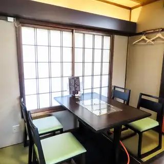4名様用テーブルを6卓ご用意し、少人数からグループでのご利用まで幅広く対応可能です。