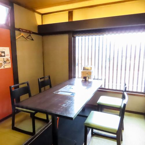 木の温もりを感じる落ち着いた和空間に、ゆったりと配置されたテーブル席は、友人同士の飲み会やご家族でのお食事、会社の集まりにもぴったり。テーブル同士を組み合わせることで、人数に応じたレイアウト調整も可能です。
