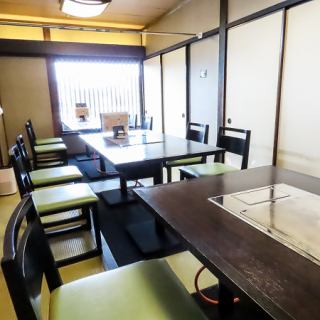 貸切は最大24名様までご案内可能です。店内は畳と木のぬくもりを感じられる和風の造りで、ゆったりとしたテーブル席が配置され、仲間や会社の集まりでも自然と会話が弾みます。仕切りのある落ち着いた空間は、周りを気にせず楽しめるのもポイント。