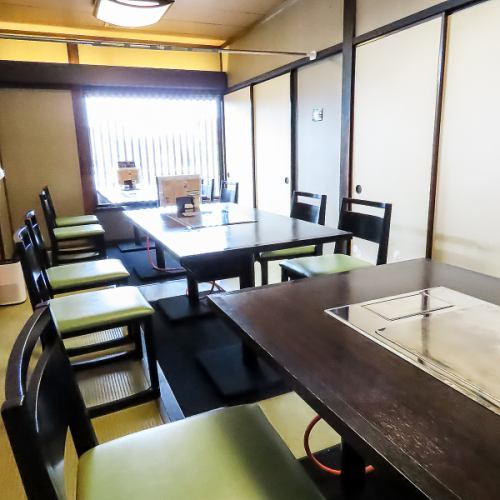 貸切は最大24名様までご案内可能です。店内は畳と木のぬくもりを感じられる和風の造りで、ゆったりとしたテーブル席が配置され、仲間や会社の集まりでも自然と会話が弾みます。仕切りのある落ち着いた空間は、周りを気にせず楽しめるのもポイント。