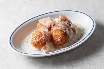 ポルチーニ茸のアランチーニ　トリュフ風味