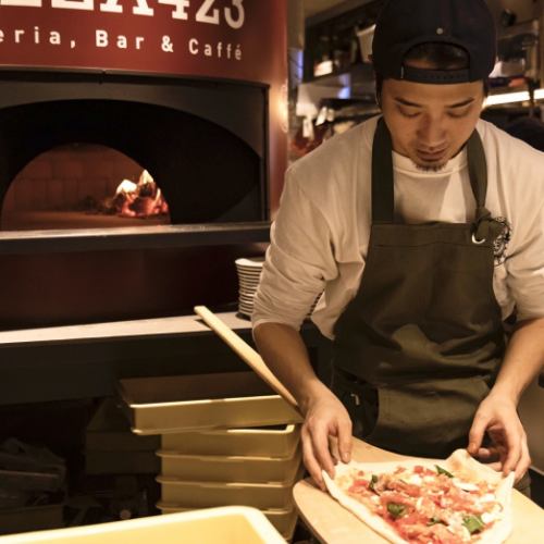 经过认证的工匠烤制的柴火水壶那不勒斯披萨！