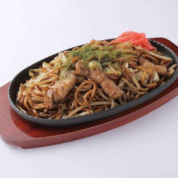 焼きそば・タコの唐揚げ・ウインナー・いかやき等…たこ焼き以外のおつまみも種類豊富にご用意！