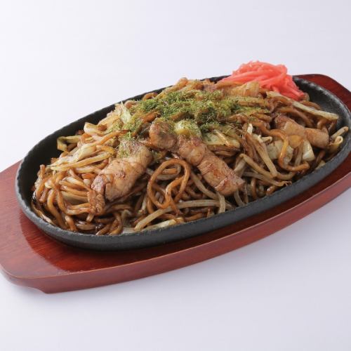 焼きそば・タコの唐揚げ・ウインナー・いかやき等…たこ焼き以外のおつまみも種類豊富にご用意！