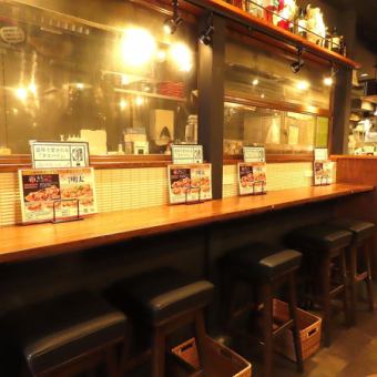 【1階】1名様～お気軽に♪たこ焼きが出来上がるライブ感が楽しめる人気のカウンター席！