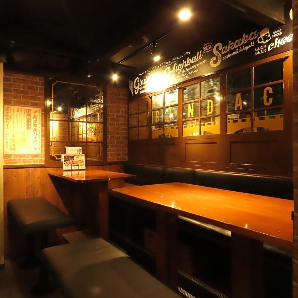 【新潟初進出の築地銀だこハイボール酒場】新潟駅万代口から徒歩2分の好立地！目の前でたこ焼きが出来あがるライブ感が楽しめるカウンター席や2名様専用テーブル席もあり、少人数でもお気軽にご利用いただけます◎