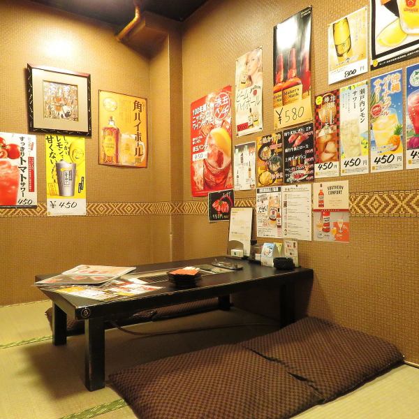 我们在客厅的后面有一个完整的私人房间♪这是一个受欢迎的座位，您可以充分享受我们的日本牛肉烧烤。请随意享用我们的特色食品和饮料，放松身心。