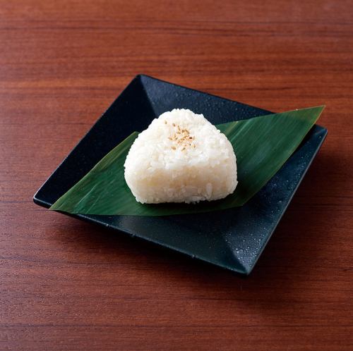 《旨味バツグンの肉汁に浸して》塩むすび