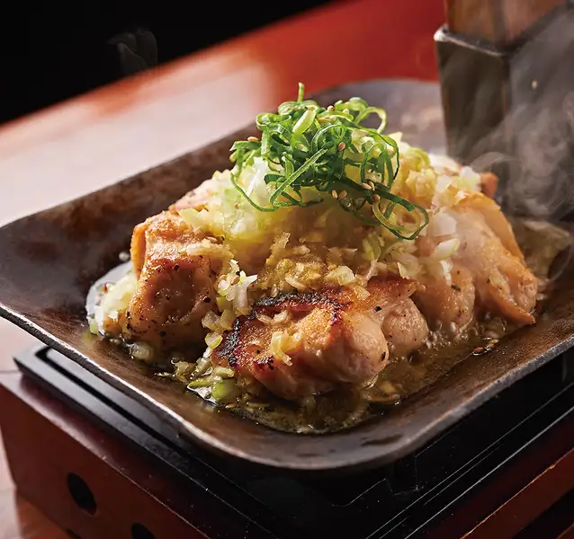 【自慢の鍬焼きを召し上がれ!!】鶏もものねぎ塩焼き