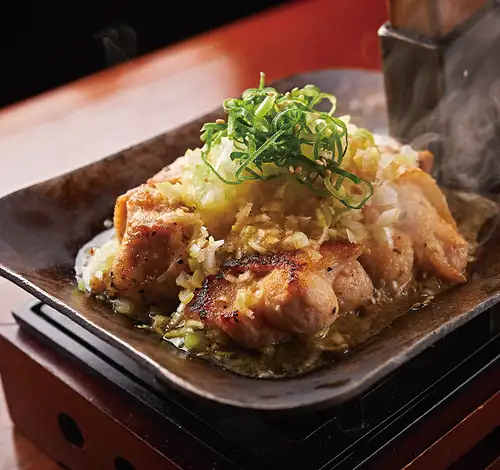 【自慢の鍬焼きを召し上がれ!!】鶏もものねぎ塩焼き