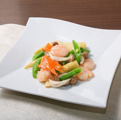 Seasonal vegetables and shrimp stir-fried with light salt