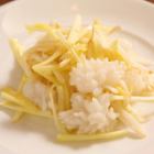 Lightly stir-fried squid with yellow chives and bean sprouts