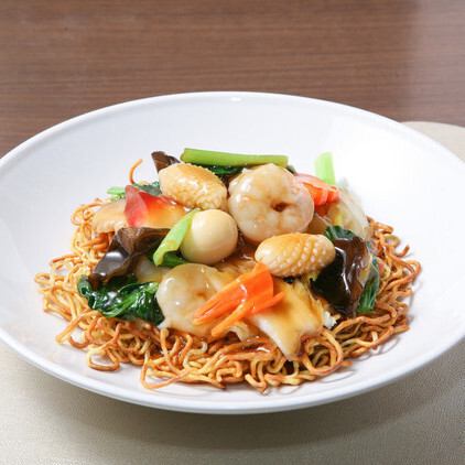 Seafood mixed fried noodles