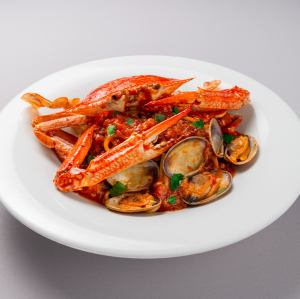 ワタリガニとアサリのトマトソース