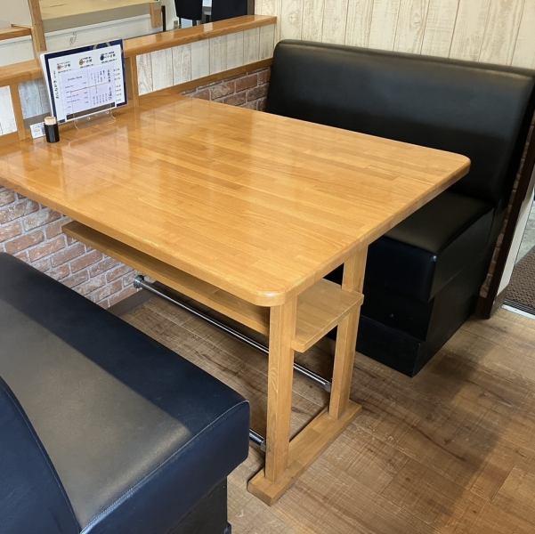 【ご家族連れのご利用や友人知人とのご利用にも最適◎】ゆったりと座れるテーブル席もご用意しており、ご家族連れの方や友人知人でのご利用にも最適です。落ち着いた雰囲気と広々とした店内で、ゆったりとおくつろぎいただける空間をご提供しております。ぜひゆっくりとお食事をご堪能ください。