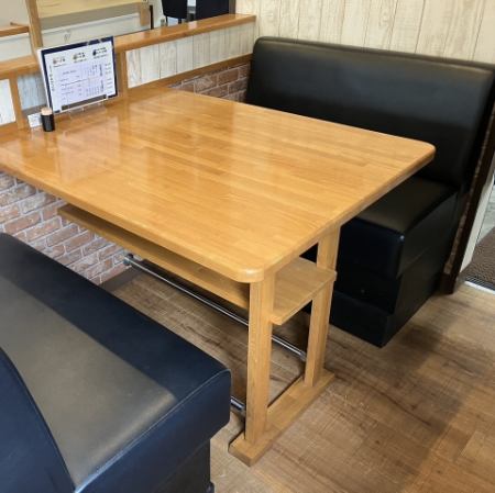 4名掛けのテーブル席を2卓ご用意しております。