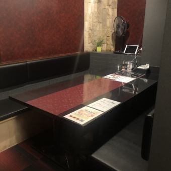 2～6名様の半個室造りテーブル席。