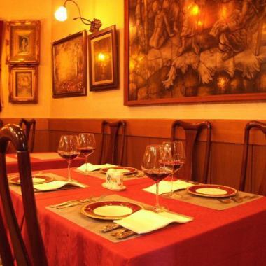 【大人の隠れ家】少～中人数での食事会に最適なテーブル席。壁には絵画もあり、雰囲気◎