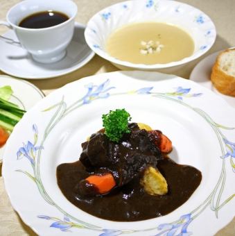 【午餐】燉牛肉套餐2,960日圓（含稅）～融化的肉。全部5門課程~