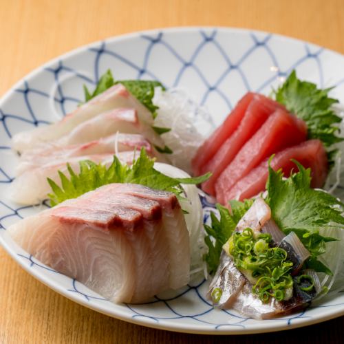 [Fresh seafood purchased from nearby fishing ports◎] Assorted sashimi 4 types 990 yen (tax included)