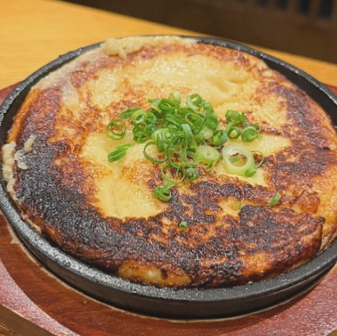 熱板上烤製的磨碎山藥