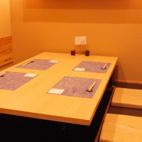 There is a semi-private room dug for 2 people up to 6 people.Take out footwear and go up Try digging and enjoy your meal with the tatami mats!