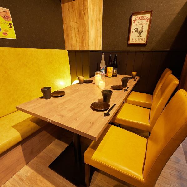 The interior of the store features colorful dining chairs and sofas.From the moment you enter, the extraordinary space surrounded by warm colors will expand ♪ The group private room with partitions is the best place to relax and enjoy all-you-can-eat and drink!
