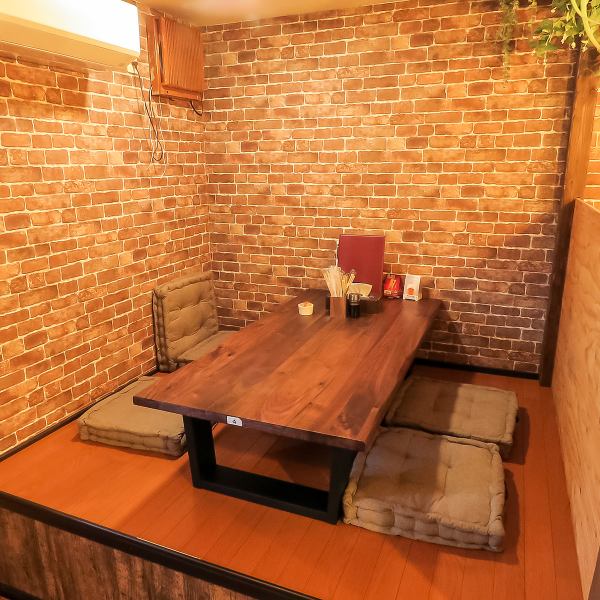 [Zashiki 4人x 2桌子]榻榻米房間可以供4人或更多使用♪如果卸下隔板，則可以由8至10人使用♪