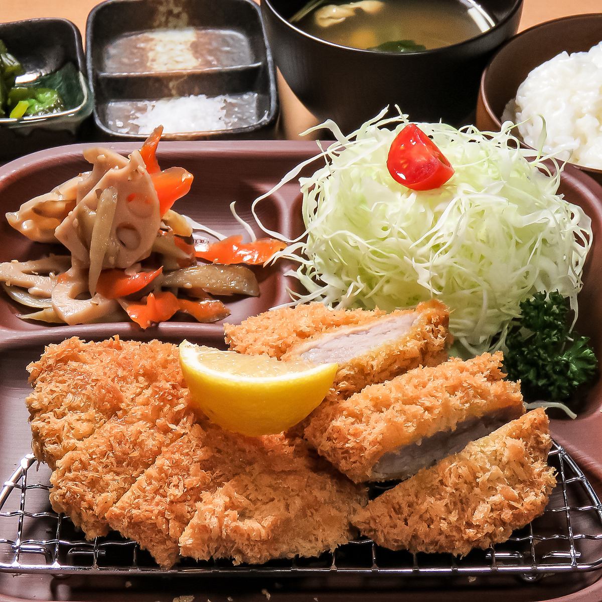 Set meal of pork fin cutlet in love ☆ Characterized by the sweetness and umami of fat ♪
