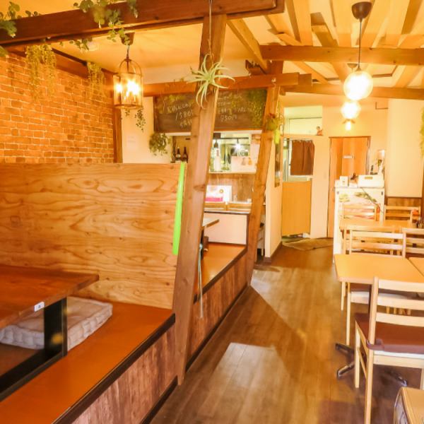 【貸切12名様より対応可能】落ち着いた店内で、とんかつや手羽先などの揚げ物をゆっくり楽しめます。揚げ物好きのお仲間同士で、思う存分味わいたい方にぴったりの空間です。貸切時のみ飲み放題の対応も可能ですので、ご希望の際はお気軽にお問い合わせください。