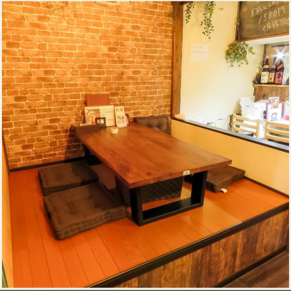 【座敷４名様×２卓】4名様から利用できるお座敷を2卓ご用意しております。仕切りを外すことで、8名様～10名様ほどのグループでもご利用可能です。少人数の会食から中規模の宴会まで幅広く対応できますので、用途に合わせてお気軽にご相談ください。