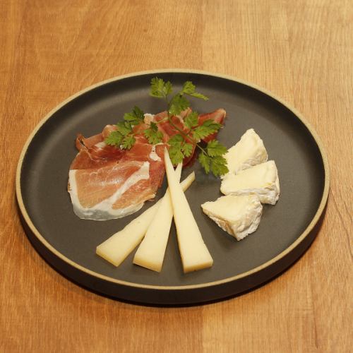 北海道黒松内産チーズとハモンセラーノの盛り合わせ