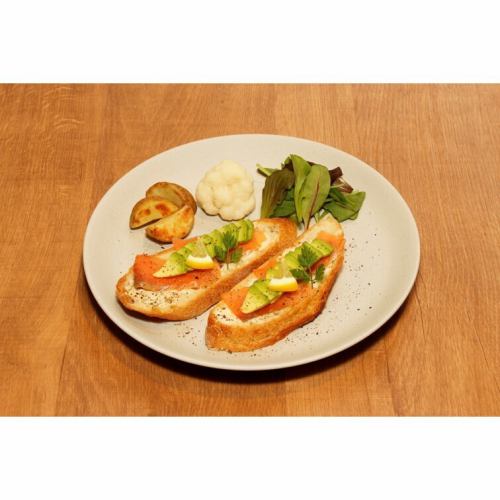 OPEN SANDWICH 生アボカド＆スモークサーモン